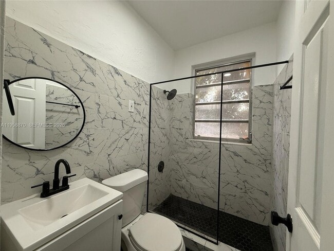 Building Photo - 1560 SW 5th St