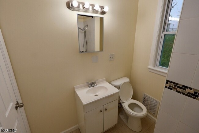 Building Photo - 484 S 16th St