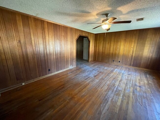 Building Photo - 1303 Warner now available for lease! 3 bed 2 bath.