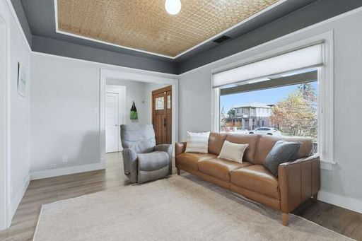 Building Photo - Beautiful 3 Bedroom Craftsman Bungalow Furnished or Unfurnished Available NOW!