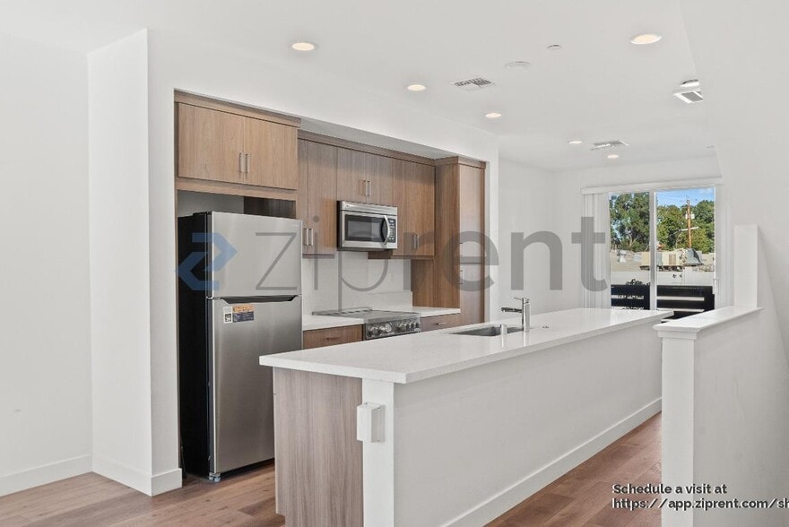 Building Photo - 985 24th St