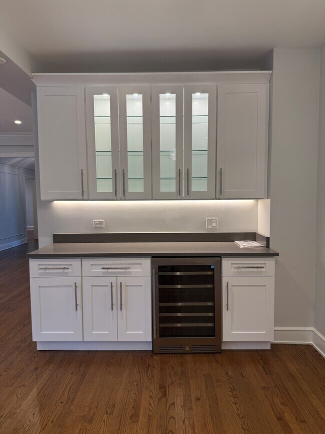 Building Photo - 3240 N Lake Shore Dr