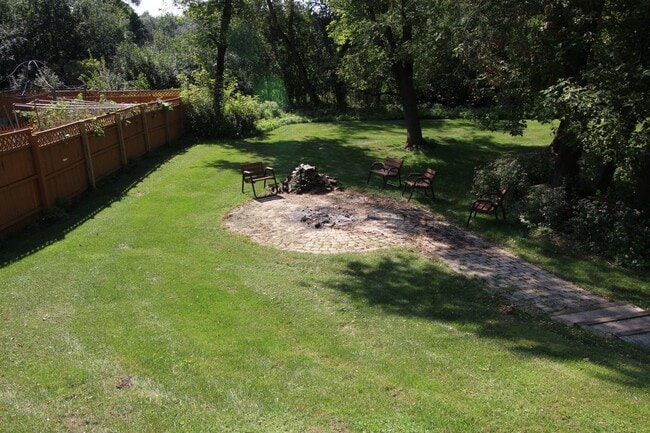 Building Photo - Entertainers dream in the heart of Eden Prairie! 3000+sf, updated, beautiful yard!!