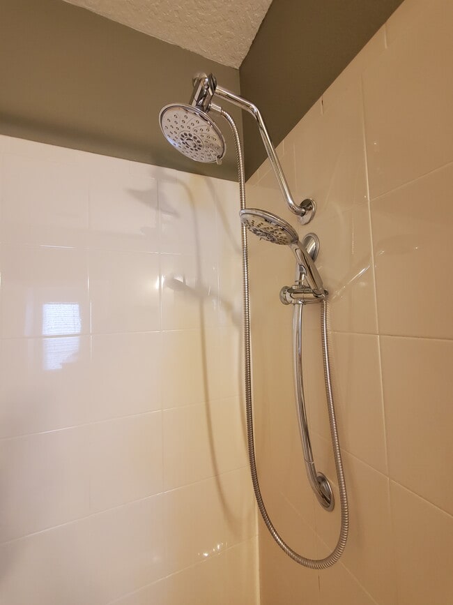 Building Photo - 3013 Pointeview Dr