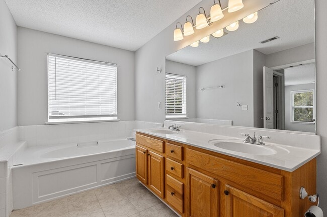 Building Photo - 2112 Echo Glen Ln