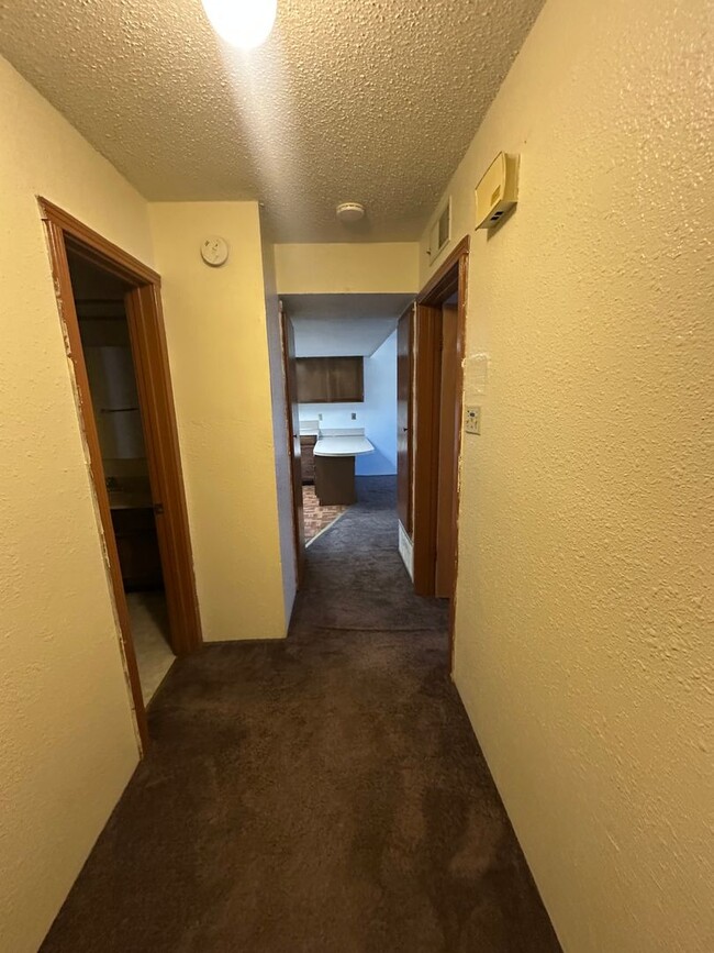 Building Photo - Spacious Upstairs 1 Bed Apartment!