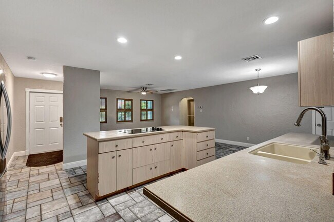 Building Photo - 1402 Cormorant Rd