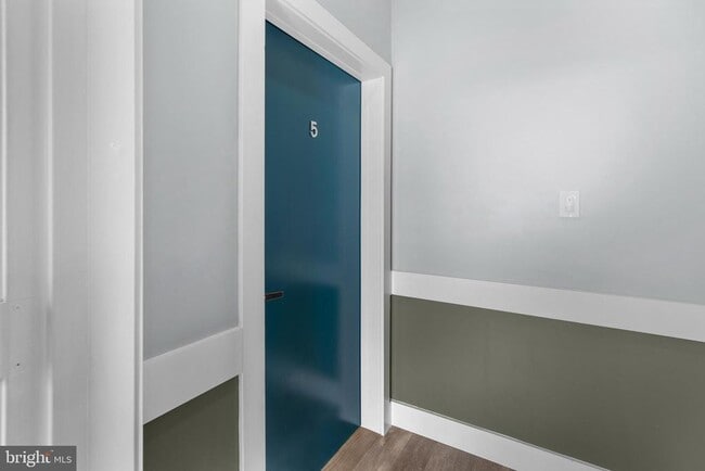 Building Photo - 342 W Queen Ln