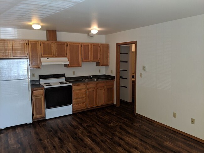 Building Photo - Spacious Studio with bonus storage