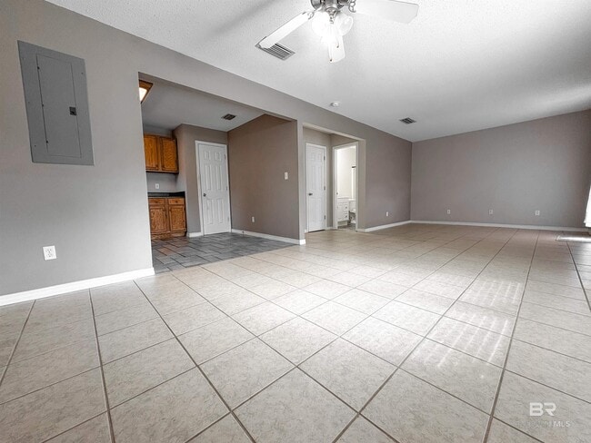 Building Photo - 5652 Dee St