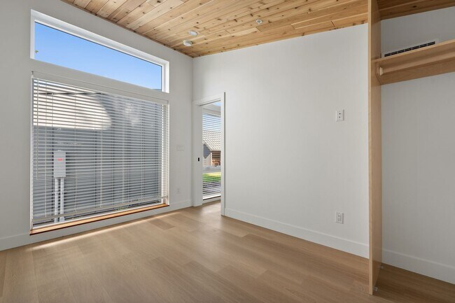Building Photo - Morris Street Commons Modualr Living! 1/1 Community Living!