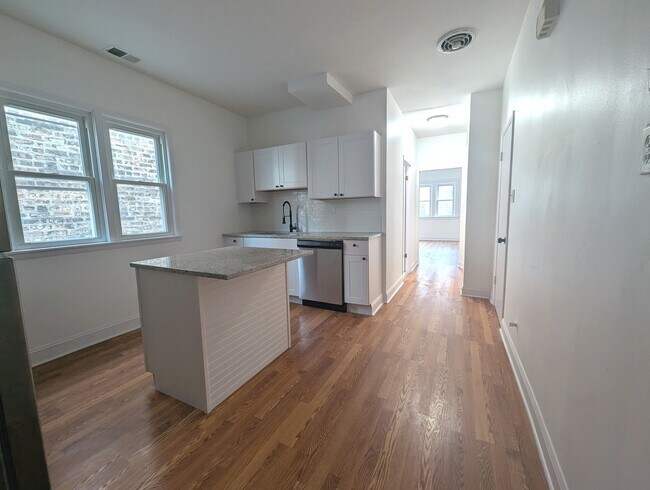 Building Photo - 1520 W Melrose St