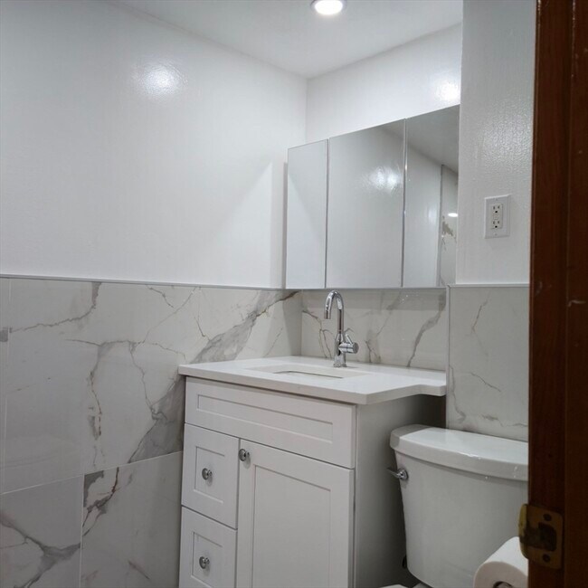 Building Photo - 22 Hope Ave