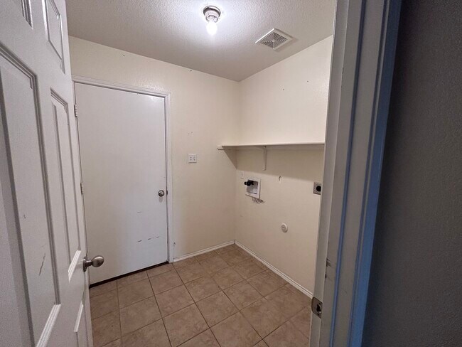 Building Photo - 824 Sugar Brook Dr