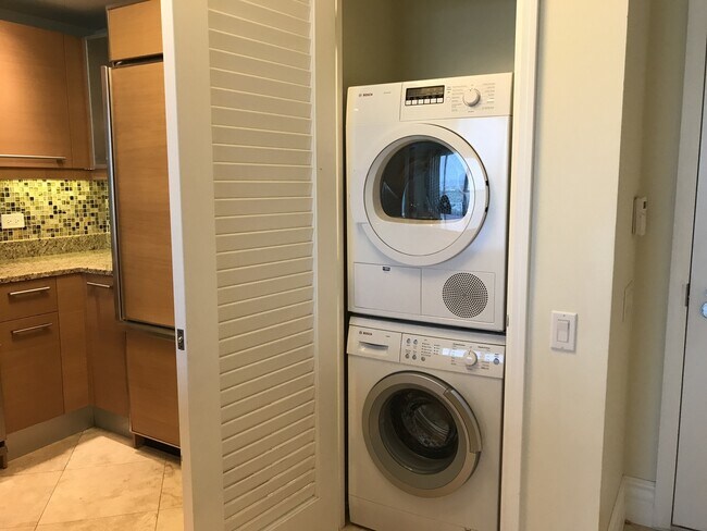 Building Photo - UNFURNISHED Turnberry Towers East-Phenomenal Upscale 1 Bdrm/1.5 Bath Condo on 17th Floor!