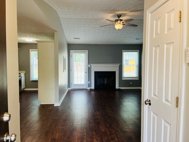 Building Photo - Wow! Renovated 3 bedroom 2 bath home in Ca...