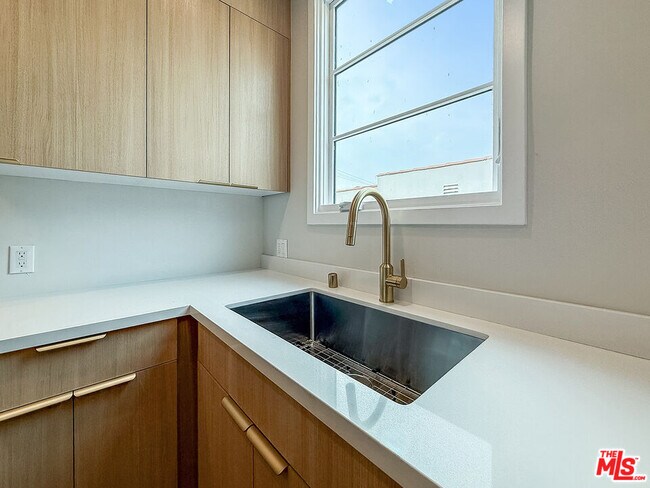 Building Photo - 150 N Arnaz Dr