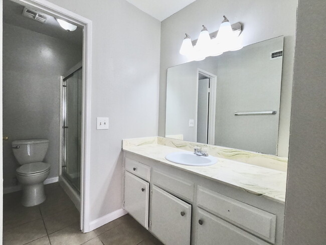 Building Photo - 3-Bed, 2-Bath Gem Condo for Rent in Vibran...