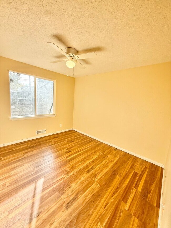 Building Photo - Home for rent on Union with Oversized Gara...