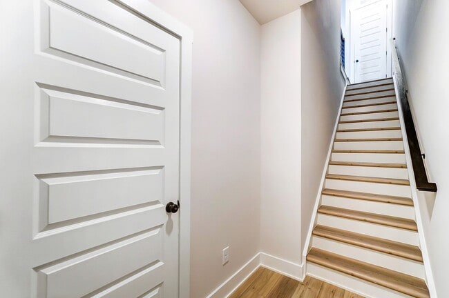Building Photo - 3 Bedroom Townhome minutes from South End!