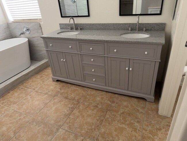 Building Photo - 4 BEDROOM HOME IN LITCHFIELD MANOR WITH 3 ...
