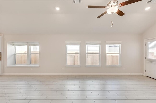 Building Photo - 125 Comet Pointe Dr