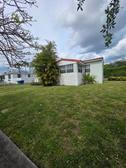 Building Photo - 1611 Coral Gate Dr