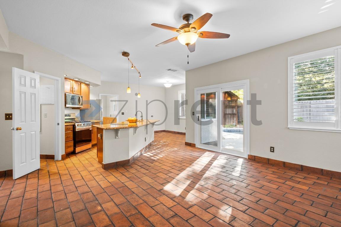 Building Photo - Unit