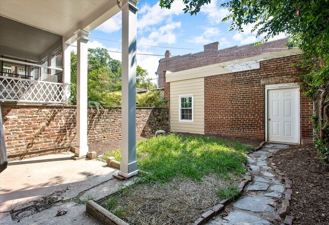Building Photo - 2105 Stuart Ave