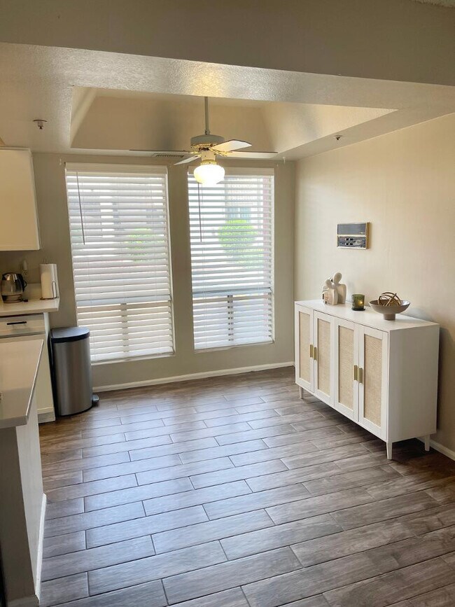 Building Photo - 10610 S 48th St