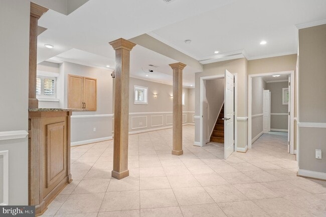 Building Photo - 5905 Lone Oak Dr