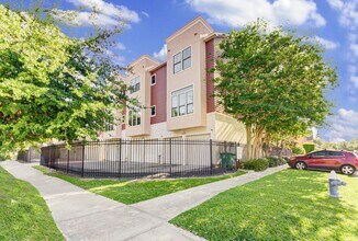 Building Photo - Modern 3 Bedroom // 3.5 Bathroom in the He...
