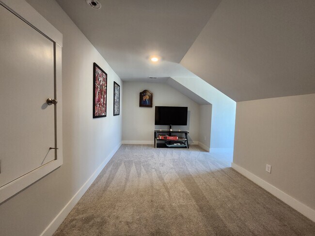 Building Photo - 210 Woodhouse Wy