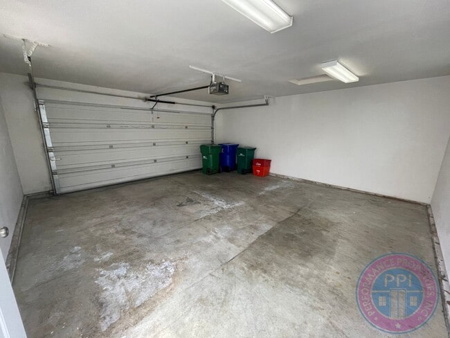 Building Photo - Sunnyside Townhome Close to Restaurants  &...