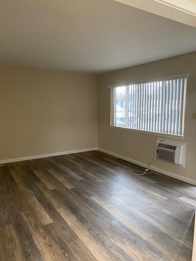 Building Photo - 44-1603