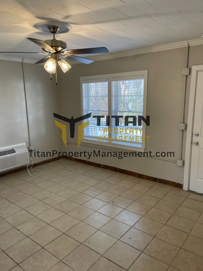 Building Photo - 1bed Renovated Downtown Duplex