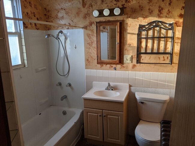 Building Photo - 5 bed 2 bath Single Family Home in Wausau