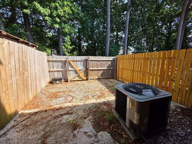 Building Photo - Move in Ready Townhouse l!