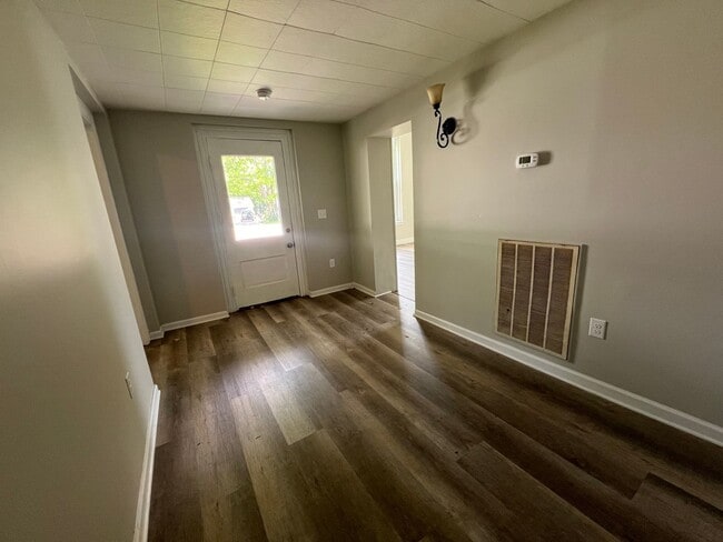 Building Photo - 2 Bedroom 1 Bath