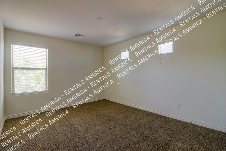 Building Photo - 4013 E Expedition Way
