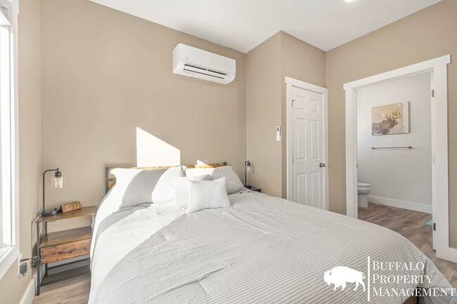 Building Photo - Brand new fully furnished home available f...