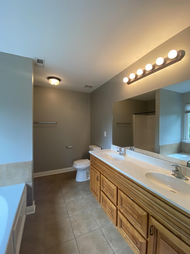 Building Photo - 355 Vineland Pl Dr