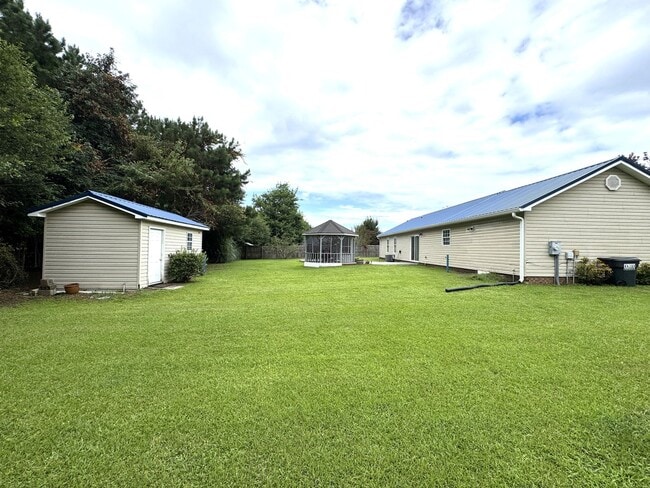 Building Photo - Minutes to Back Gate & Stone Bay!