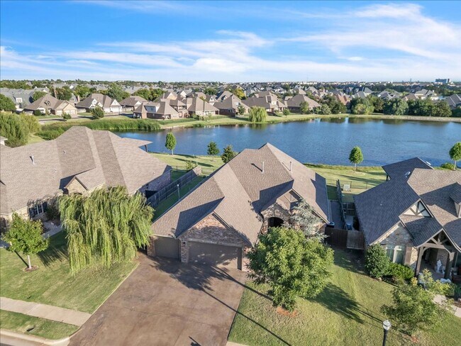 Building Photo - Beautiful Regency Poine backs to the Pond