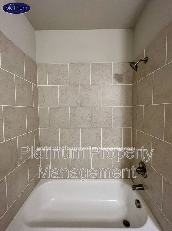 Building Photo - 2360 Manor Pointe Dr