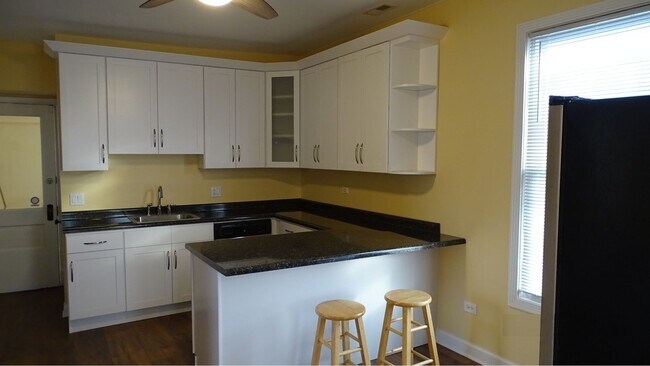 Building Photo - 5622 N Mango Ave