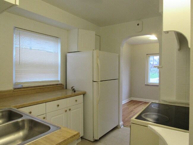 Building Photo - 3647 Ravenwood Ave