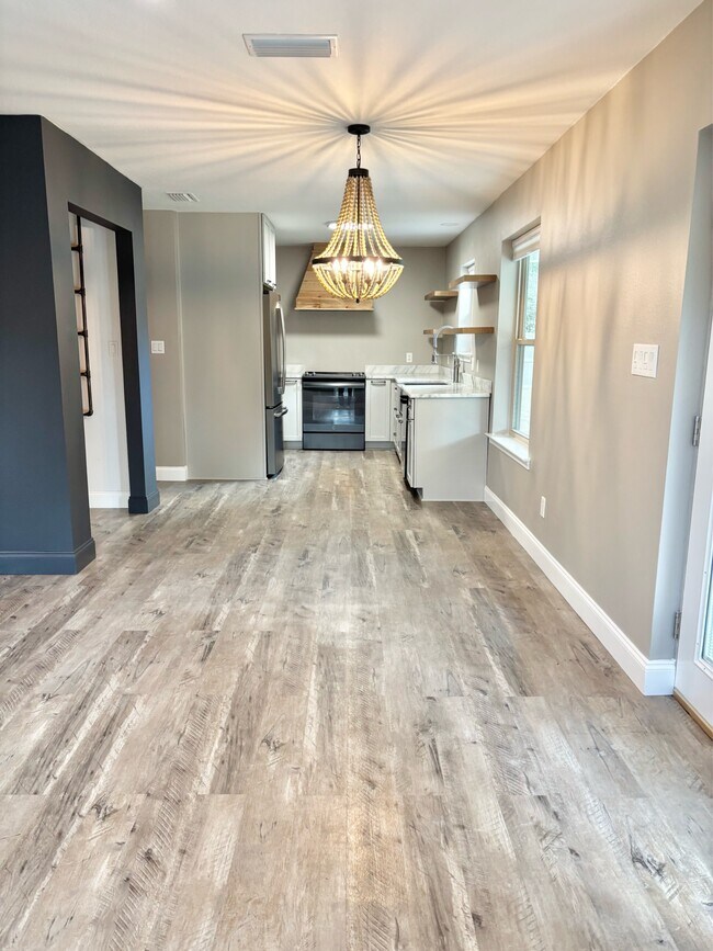 Building Photo - 2121 Oakstream Ave