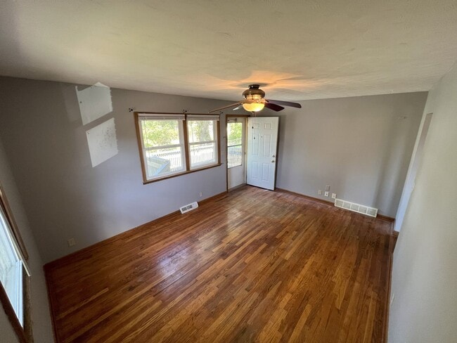 Building Photo - Bright & Spacious 3-Bedroom Duplex Unit on...