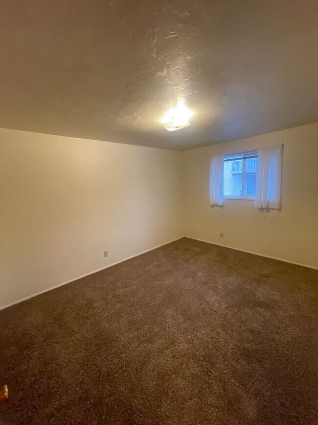 Building Photo - Large 2 Bedroom over looking the Golf Course!